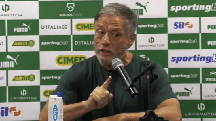Anderson Barros, diretor de futebol do Palmeiras, reclamou de gol anulado no jogo contra o Remo
