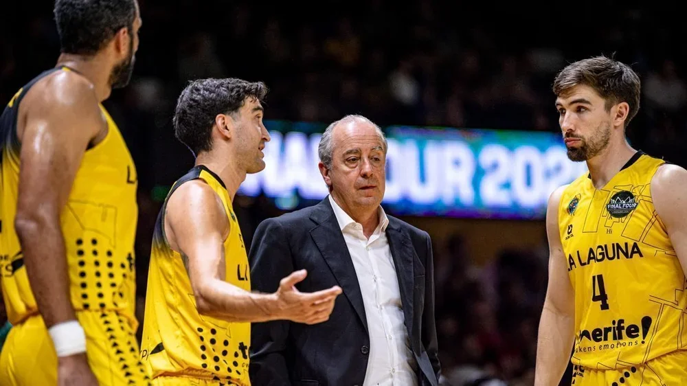 Van Beck, junto a Vidorreta durante el partido entre La Laguna Tenerife y Unicaja de Málaga de la Champions.